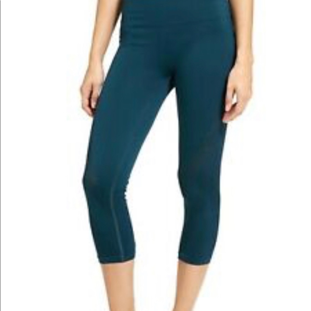 Athleta Mesh Around Laser Seamless Capri